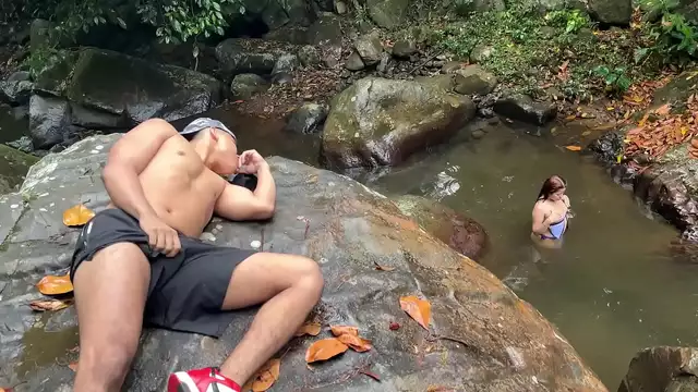 Porno para maduras: MILF follada al aire libre con un extraño en Rio Pance, Cali Colombia - Celeste Alba & Angel Cruz