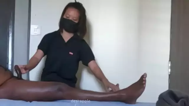 Mujer madura recibe un placentero tratamiento de spa con masaje de pene en Bangladesh