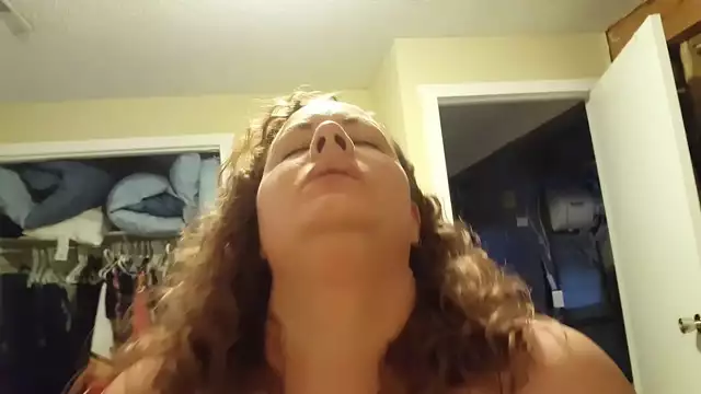 Esposa madura Sandra tiene un orgasmo increíble