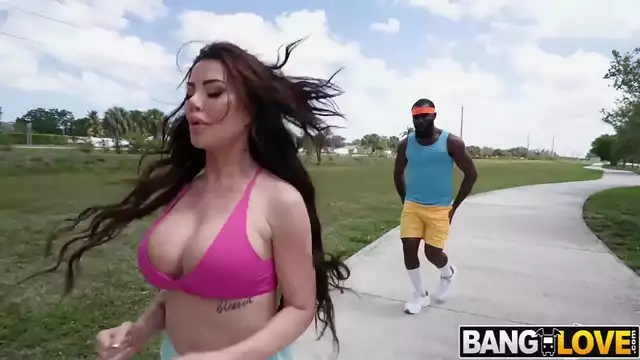 gorda tetona le hace una mamada al chico de la mudanza