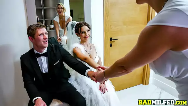 tatuada traga una gran polla beberse la leche