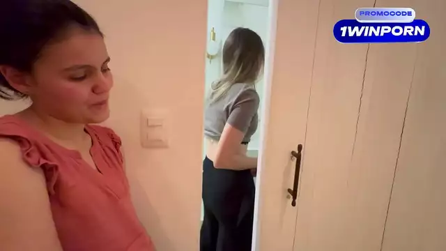 Mujer madura obedece órdenes sexuales y baño público Cumshot - MILF Porn Video
