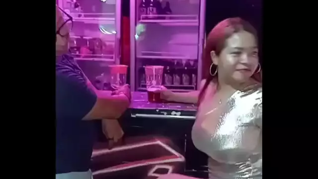 Las mujeres maduras se ponen cachondas en las fiestas y se enrollan con tíos en arriesgados encuentros en el baño