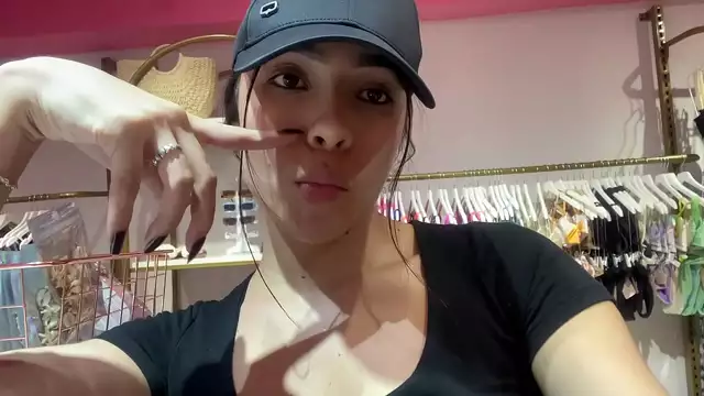 Mujer madura en bikini escaso pone los ojos en gran culo y tetas perfectas