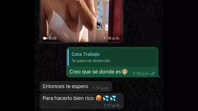 guarra cachonda follando en la orilla de la playa