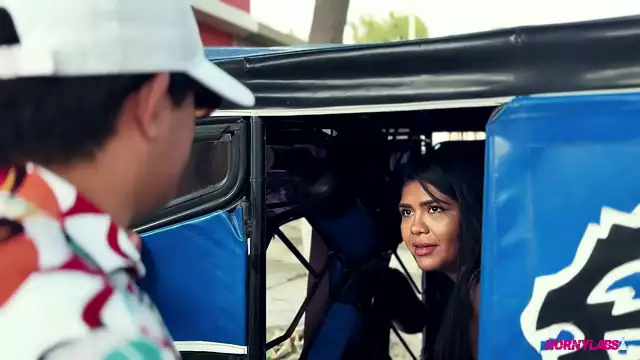 Mujer madura se ve atrapada en una situación pegajosa con moto taxista - Online Porn Video