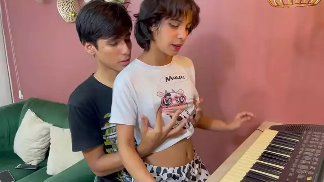 Madura hermanastra follada duro durante las clases de música - MILF Porn Video