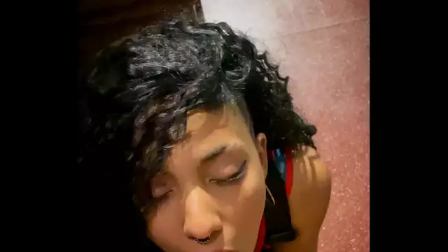 MILF Disfruta de la Leche en Público ~ Escena Callejera Argentina