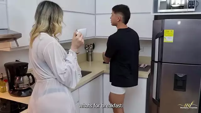 Madura ninfómana madrastra folla a su hijastro - Monique Fuentes & Danner Mendez