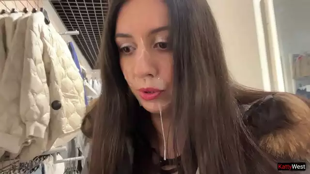 MILF se corre mientras compra en un centro comercial público - 18+ Only