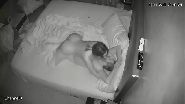 Romance sensual de mujeres maduras bajo la luz de la luna