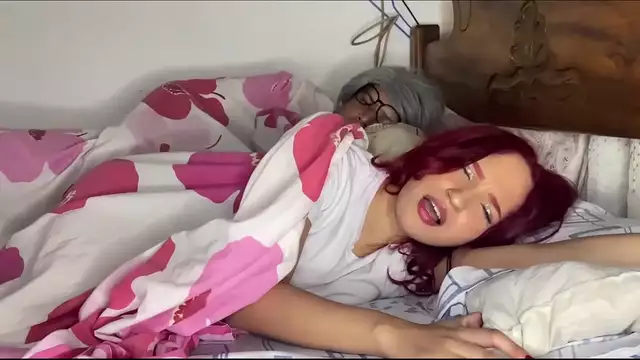 El dulce abrazo de un padre maduro - Hijastra consolada por Stepforward