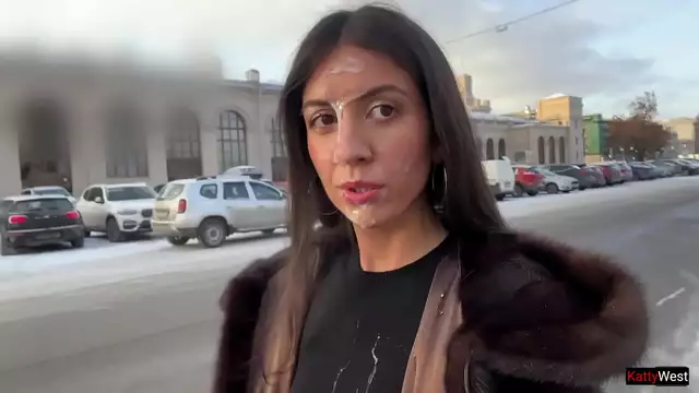 MILF Cumwalk ~ Mujer madura paja y mamada en el estacionamiento con Cum Facial