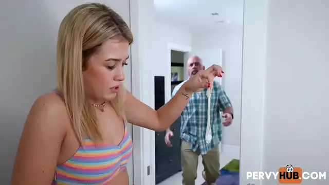 La educación sexual inapropiada de una hijastra madura - ¡Mira cómo Ashley Alexander enseña a usar condones!