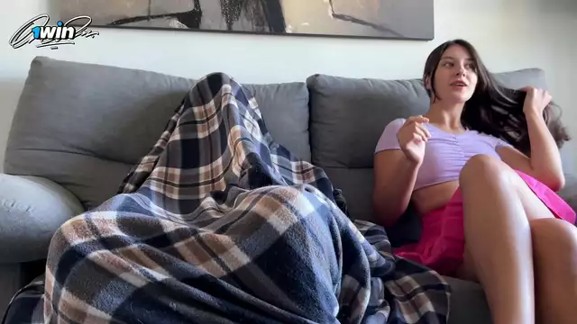 Madura paso hermana pillada hermano pajeando pasos en a dar su mano un trabajo mientras viendo porno