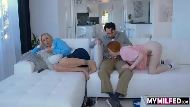 Madi Collins, la traviesa MILF quiere más semen - Steamyporn Video