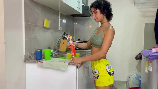 Madura hermanastra aprende a jugar con la polla, traga Cum - MILF Porn Video