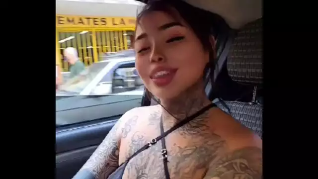 Seducción de tía madura en el coche ~ MILF se aprovecha de su sobrina en el asiento trasero