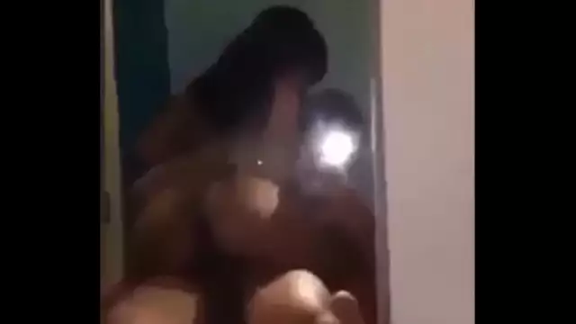 La pareja de lesbianas maduras Mariana y Brandi se enfrentan en un tórrido encuentro