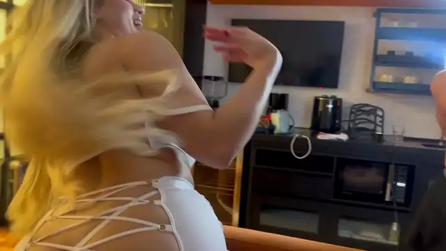 Caliente e intenso trío MILF con rubia bomba