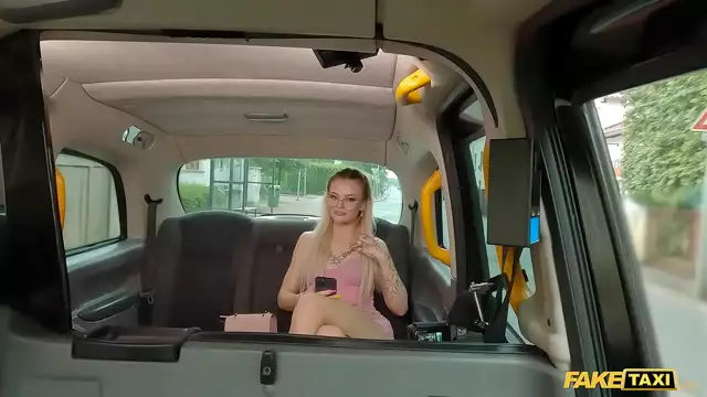 Madura Insta Influencer Luisa Star se vuelve loca en público Hardcore mamada con tetas pequeñas - MILF Porn Video