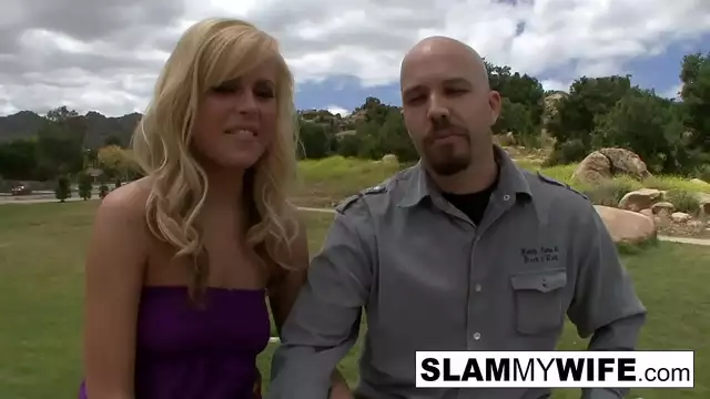 Esposa madura caliente hace movimiento audaz con un extraño - Porn Video