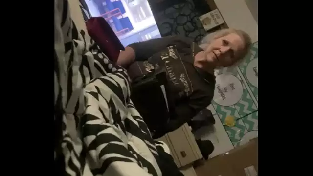 Los deseos sexuales de una tía madura se revelan en un tórrido vídeo ~ 'A la tía le gusta que la acaricien'