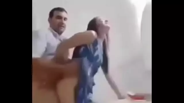 ¡Vecina madura seduce a joven con sexo apasionado - Must Watch!