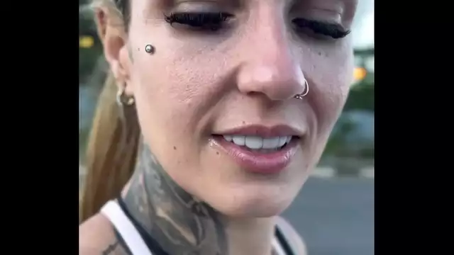 ¡Mujer madura da una mamada en el callejón público por 10 $ - Insane Exposición Pública!