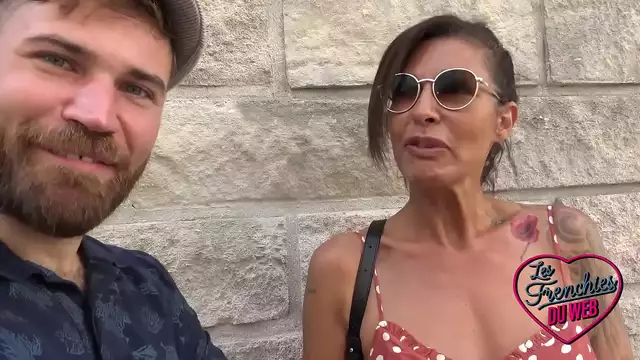 La madura camarera Charlotte seduce a un joven a los 40
