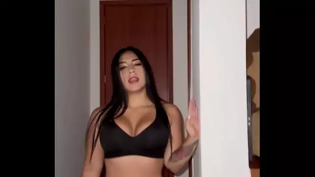 Mujer madura comparte cama con el novio de su mejor amiga en unas vacaciones de creampie