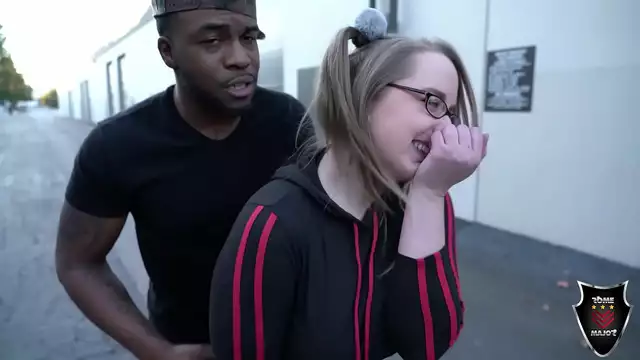 ¡Super caliente MILF Andi Ray chupar polla y conseguir DP'd en rudo callejón trasero sexo!