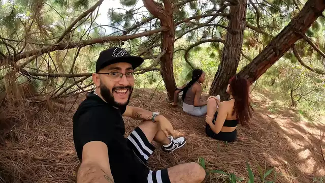 Mujer madura y dos amigas hacen trío al aire libre ~ Vídeo Porno