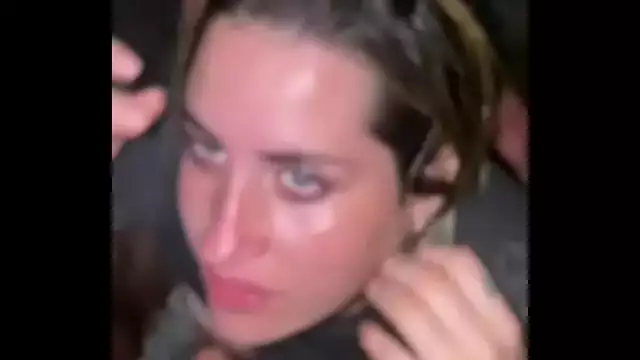 Mujer madura con un enorme botín se pone muy caliente y se abre de piernas para usted