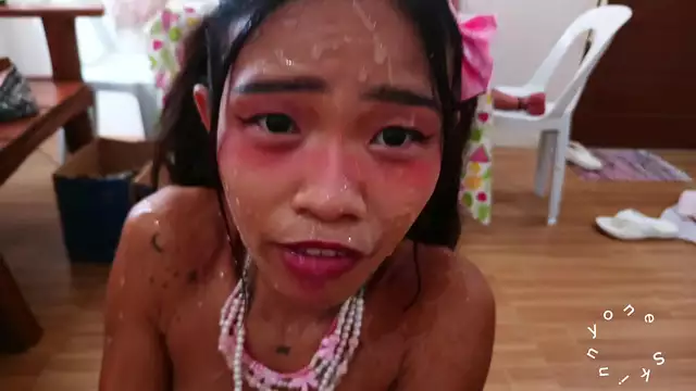 Mujer madura abrumado por diminuta cucaracha durante solo corrida Squirt sesión