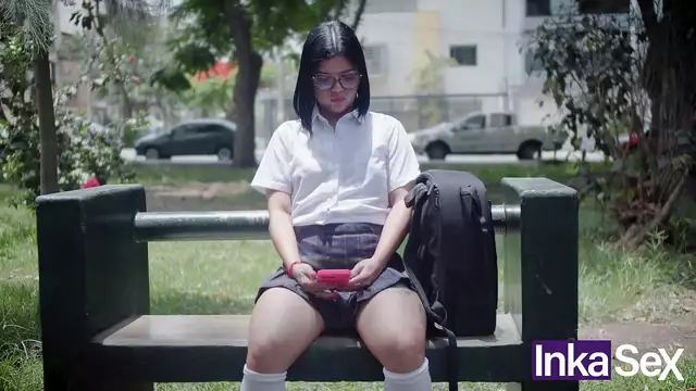 Tímida colegiala de 18 años es pillada por un desconocido con una enorme polla tras saltarse la clase