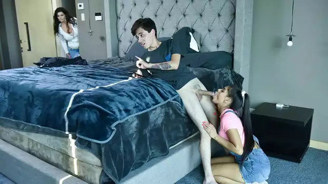 MILF Becky Bandini da Stepson una carrera por su dinero ~ Thebadmilf