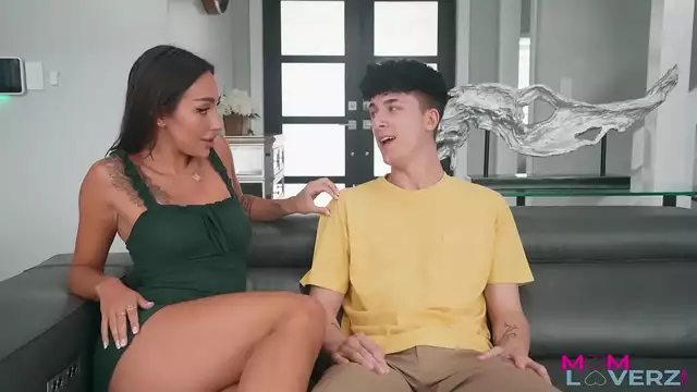 La MILF Sisi Rose recibe un creampie en Stepmom S3-E7