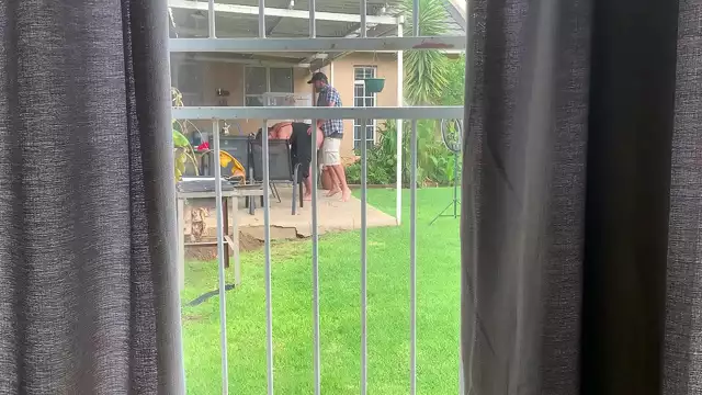 Mujer madura y vecino follando en el patio trasero Captado por la cámara