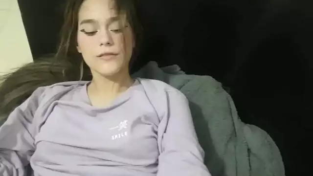 Una mujer madura le quita la virginidad a su hijastro en un encuentro secreto en casa