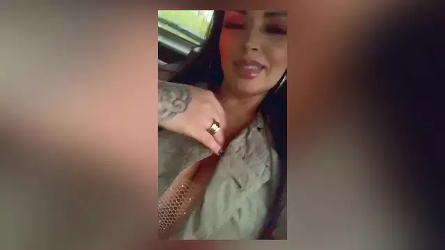 MILF salvaje se burla de conductor de Uber con Sexy Pussy Play - 60 Segundos de Placer