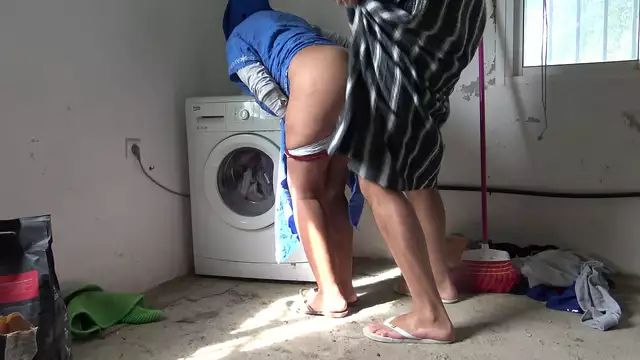 MILF Musim Maid follada doggystyle mientras hace la colada - Asan Roma