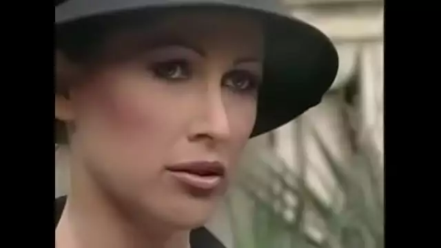 Mujer madura seduce a hombre joven en L'Esclave