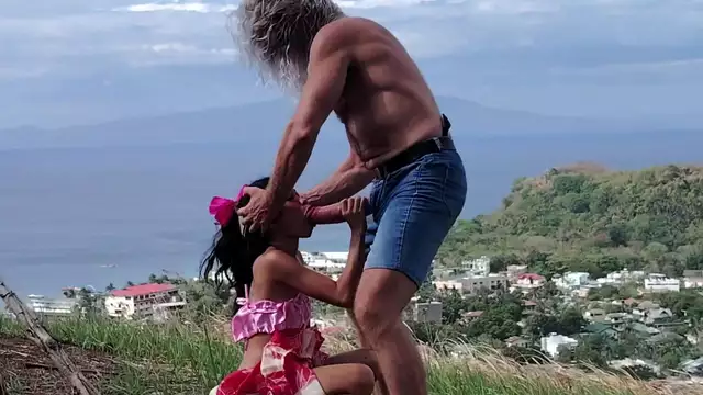 MILF caliente disfruta de sexo salvaje con peluda polla monstruo en el océano y en la montaña