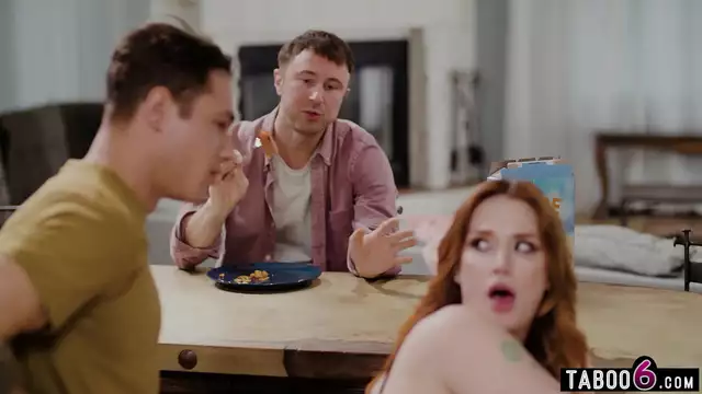 MILF madura Siri Dahl follada por su hijastro delante de su novio