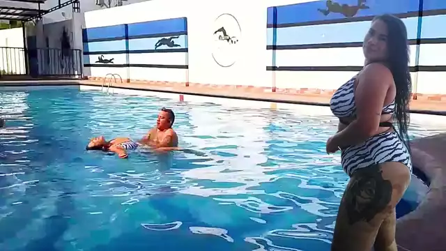 MILF tetona follada en una piscina pública por un joven semental