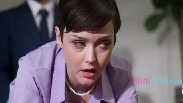 Dama Madura Seduce a Joven en Romance de Oficina ~ Seducción de Tamaño Pequeño