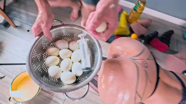 ¡MILF Salvaje Rellena con 12 Huevos, Fisted Till She Squirts - Must See Orgía de Pascua!