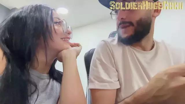 Mujer Recibe Sorprendente Mamada de Extraño en su Lugar de Trabajo - Madura XXX Video