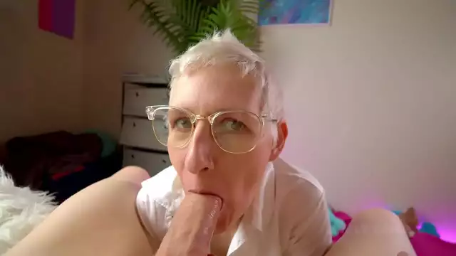 Una mujer se lo traga todo durante su primera mamada